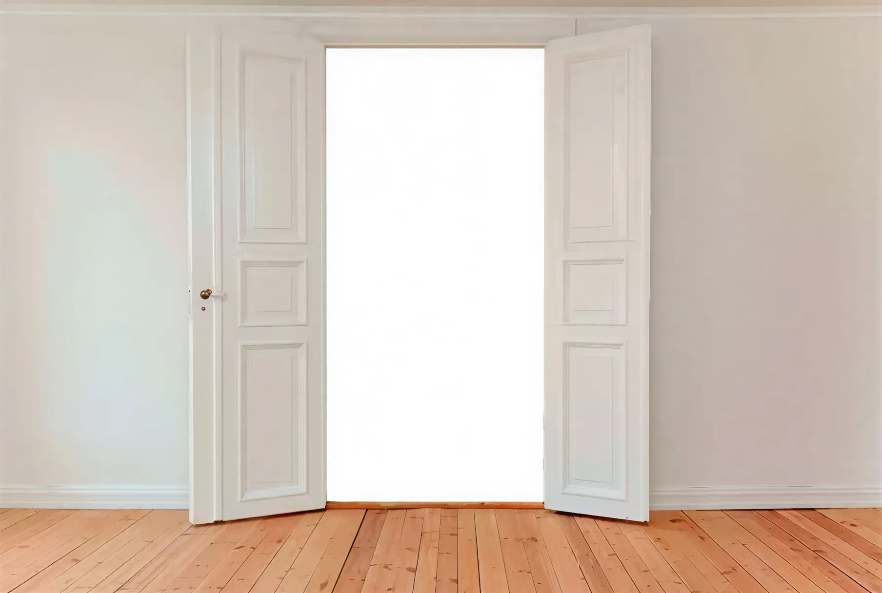 Los Pintores Huelva lacando puerta interior en blanco con acabado profesional