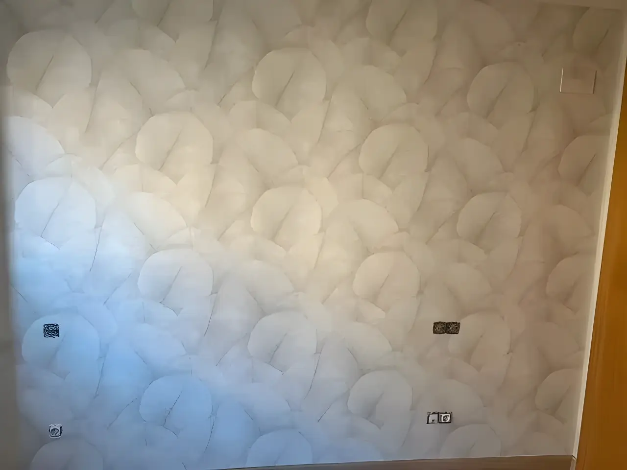 Los Pintores Huelva aplicando papel pintado de textura clara en salón reformado