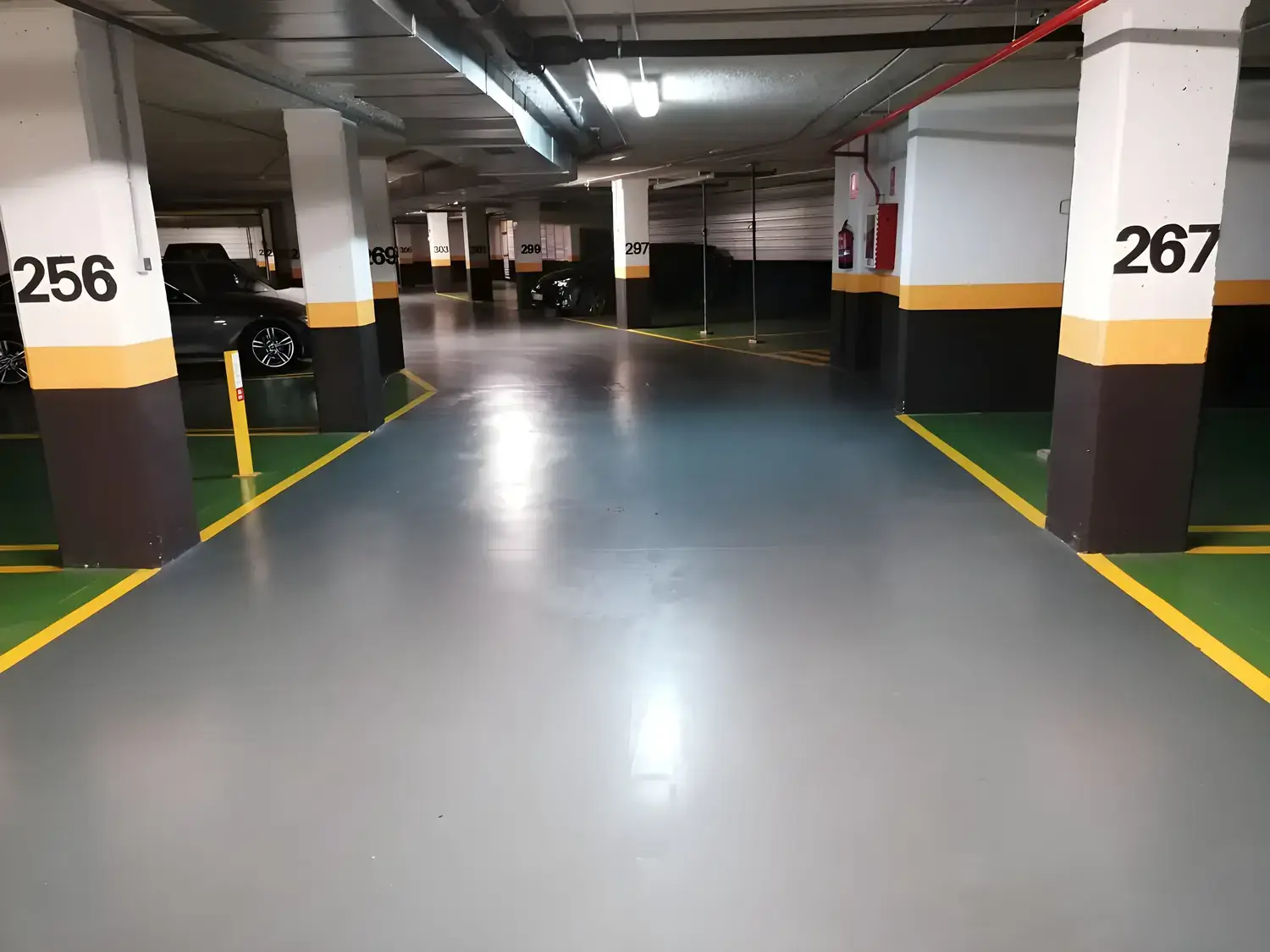 Garaje comunitario pintado y señalizado por Los Pintores Huelva
