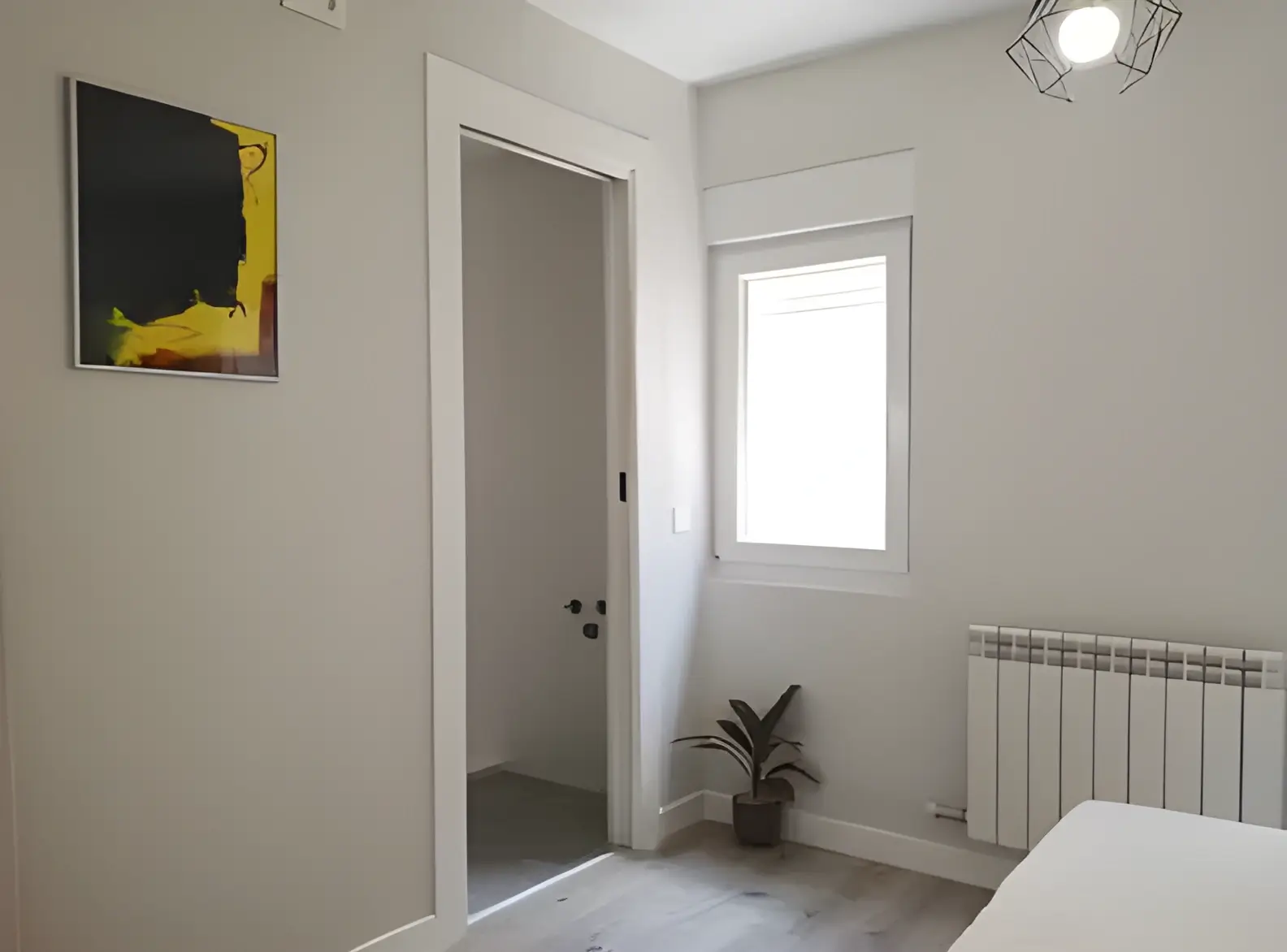 Habitación recién pintada en blanco por Los Pintores Huelva para comunidad de vecinos