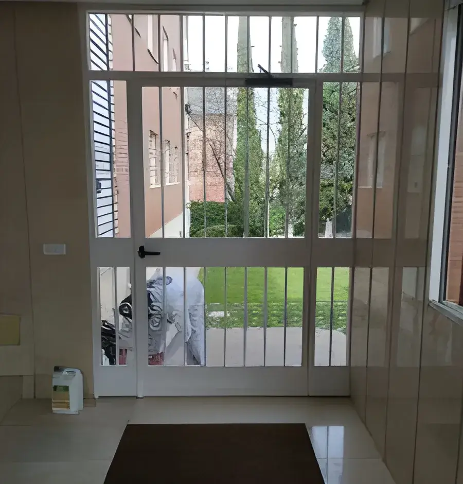 Portal de comunidad pintado por Los Pintores Huelva con acabado luminoso