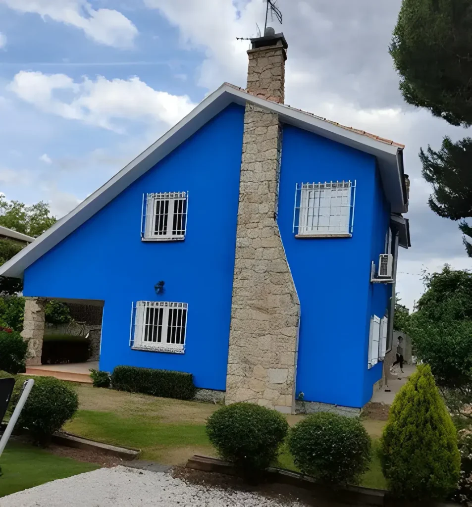 Los Pintores Huelva pintando fachada de casa unifamiliar en color azul intenso