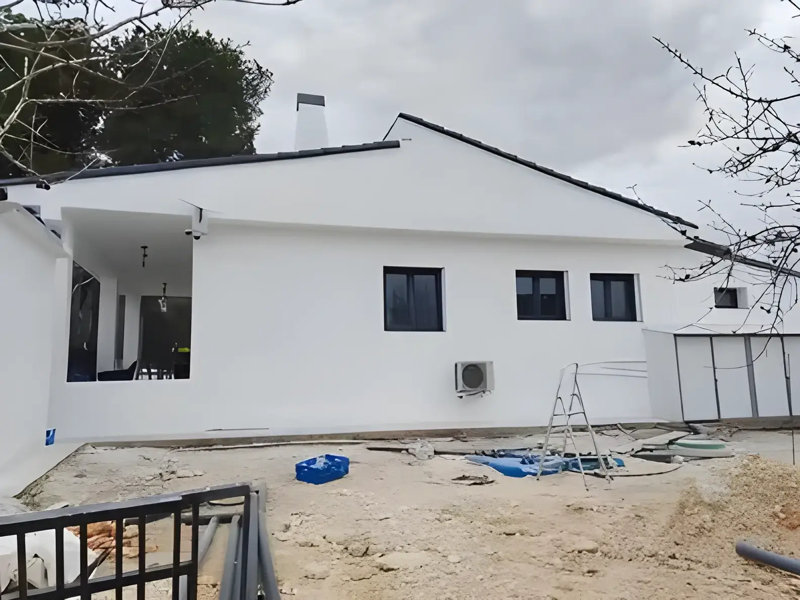 Los Pintores Huelva Fachada de chalet blanco recién pintada con acabado profesional