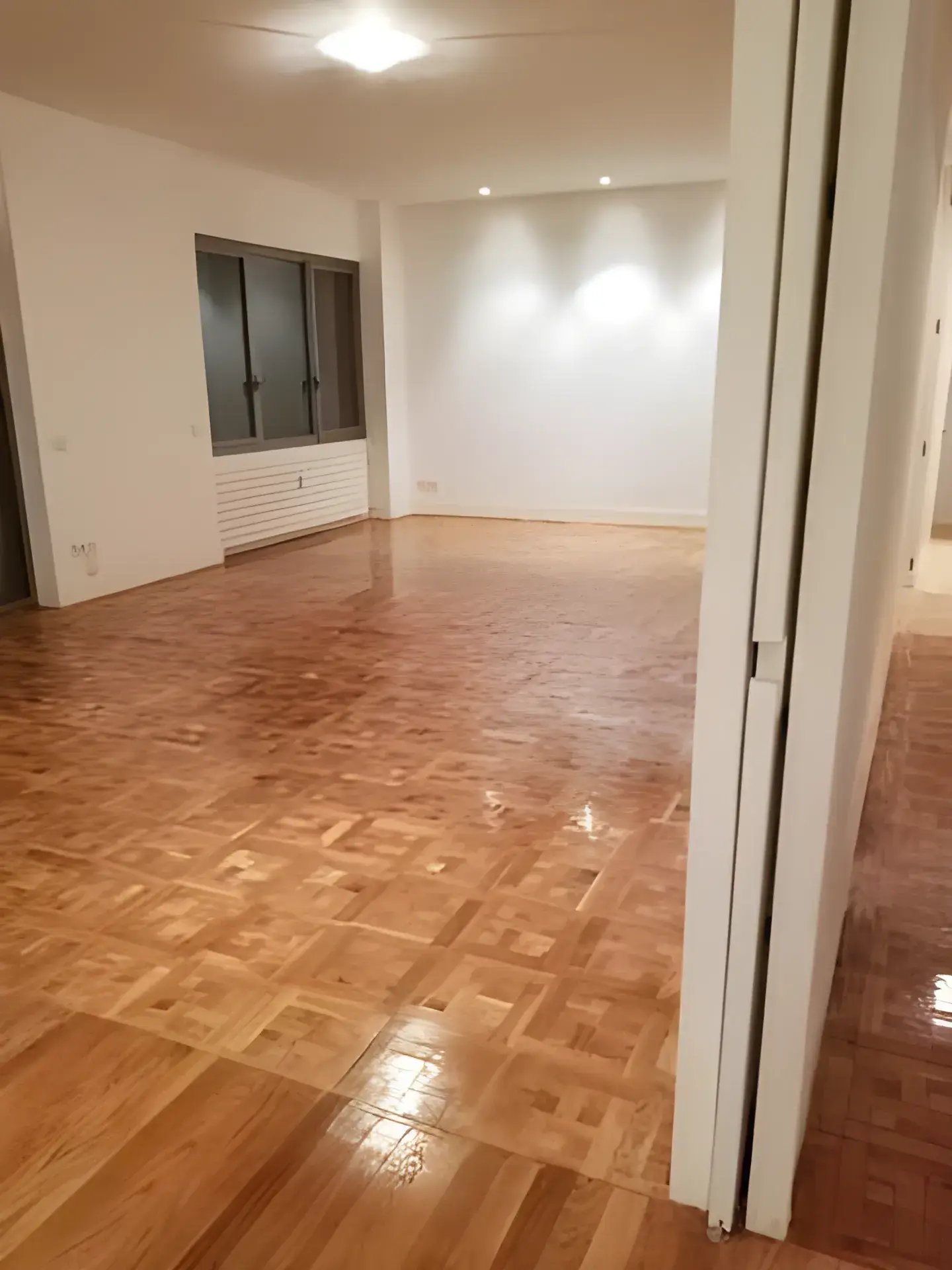 Salón amplio pintado en blanco por Los Pintores Huelva, acabado limpio y luminoso