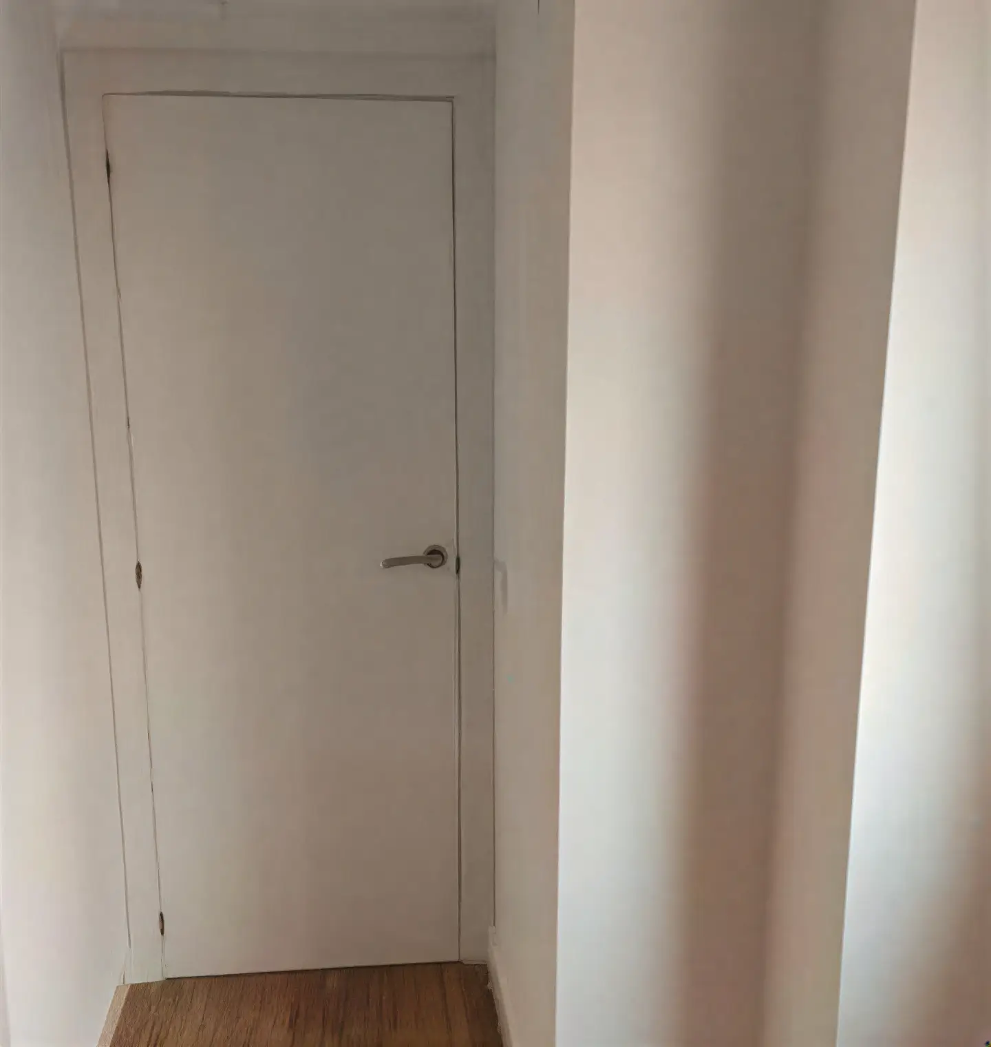 Puerta interior lacada en blanco en pasillo realizada por Los Pintores Huelva